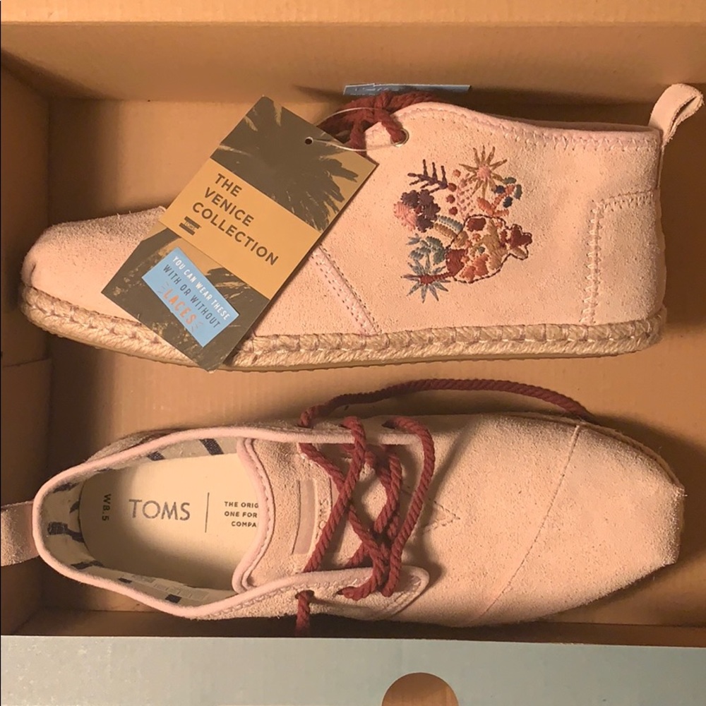 TOMS Floral Embroidery Botas